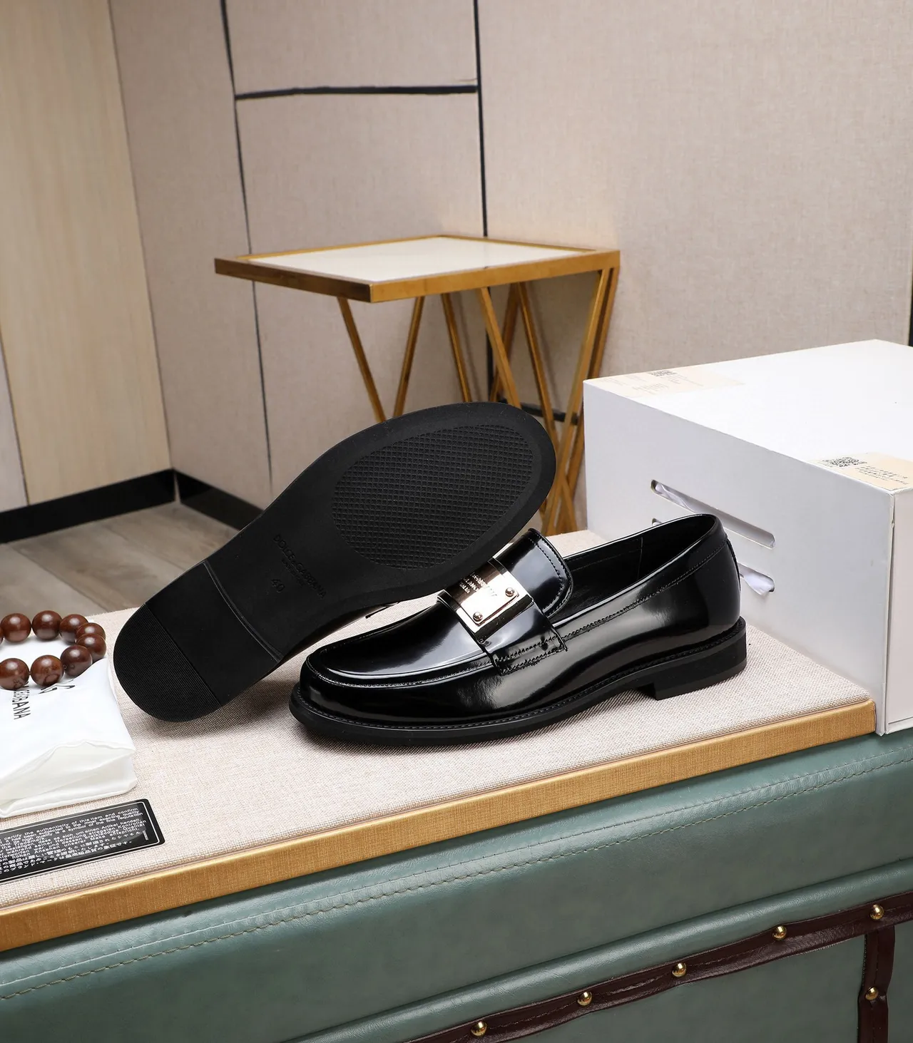 Dolce & Gabbana Mocassins Noir Doré Brillant en Cuir Verni avec Détail Plaque 3