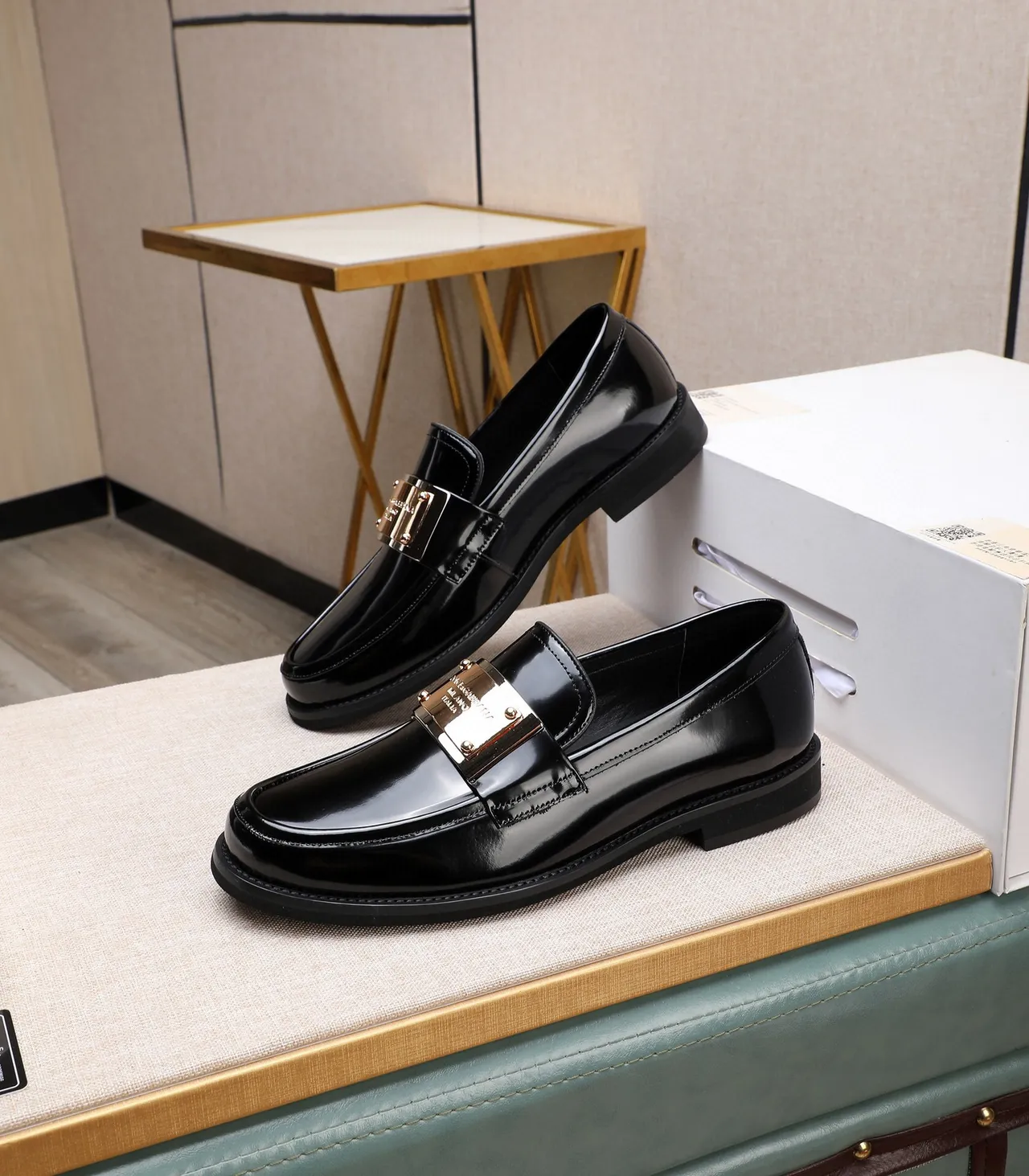 Dolce & Gabbana Mocassins Noir Doré Brillant en Cuir Verni avec Détail Plaque 4
