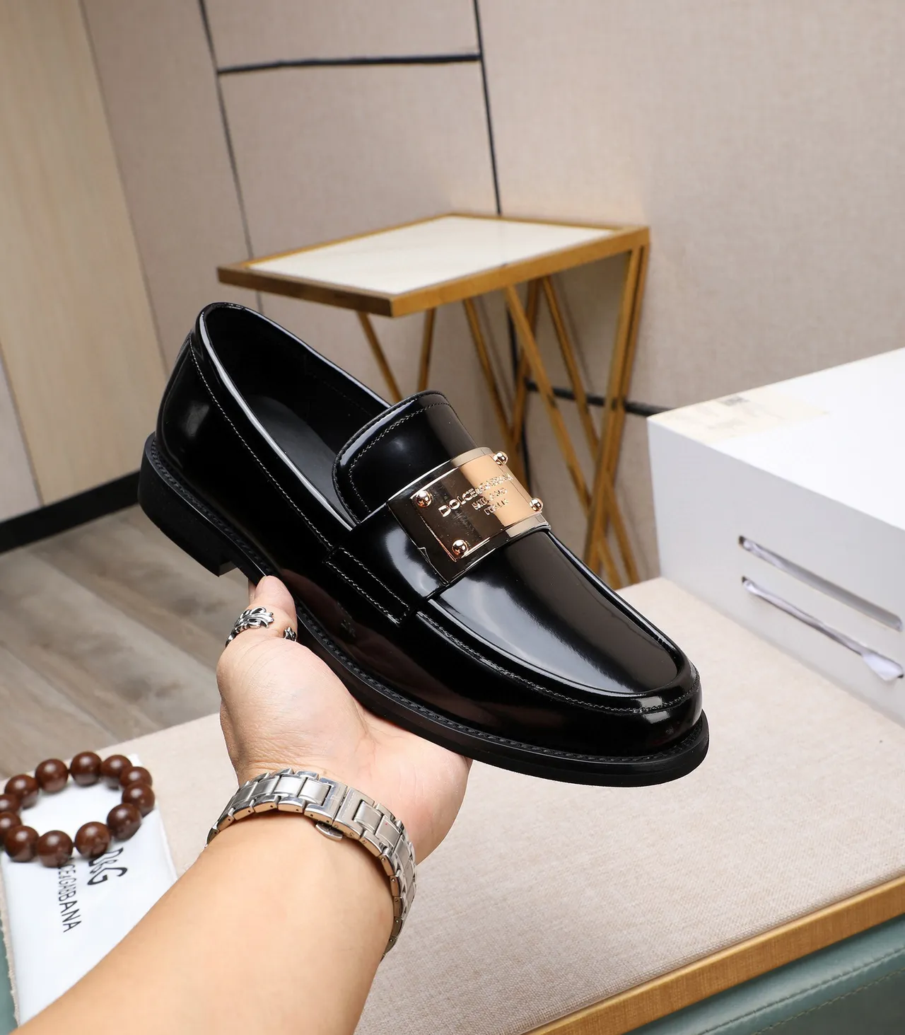 Dolce & Gabbana Mocassins Noir Doré Brillant en Cuir Verni avec Détail Plaque 5