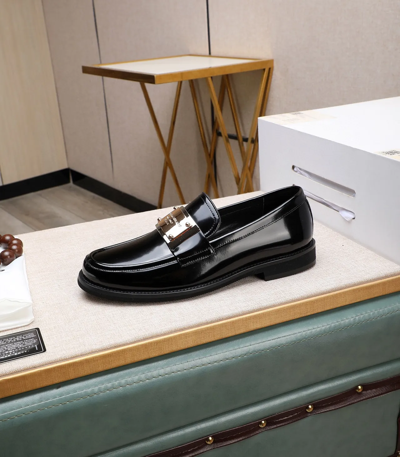 Dolce & Gabbana Mocassins Noir Doré Brillant en Cuir Verni avec Détail Plaque 6