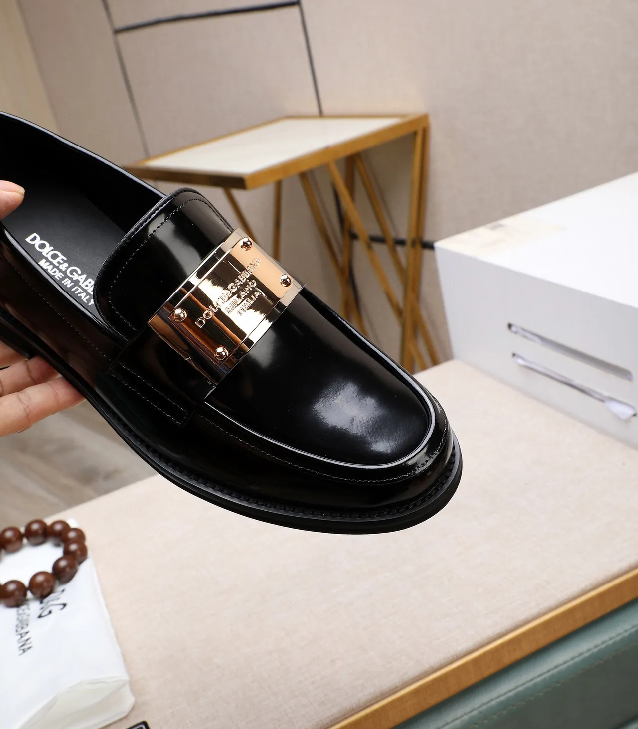 Dolce & Gabbana Mocassins Noir Doré Brillant en Cuir Verni avec Détail Plaque 7