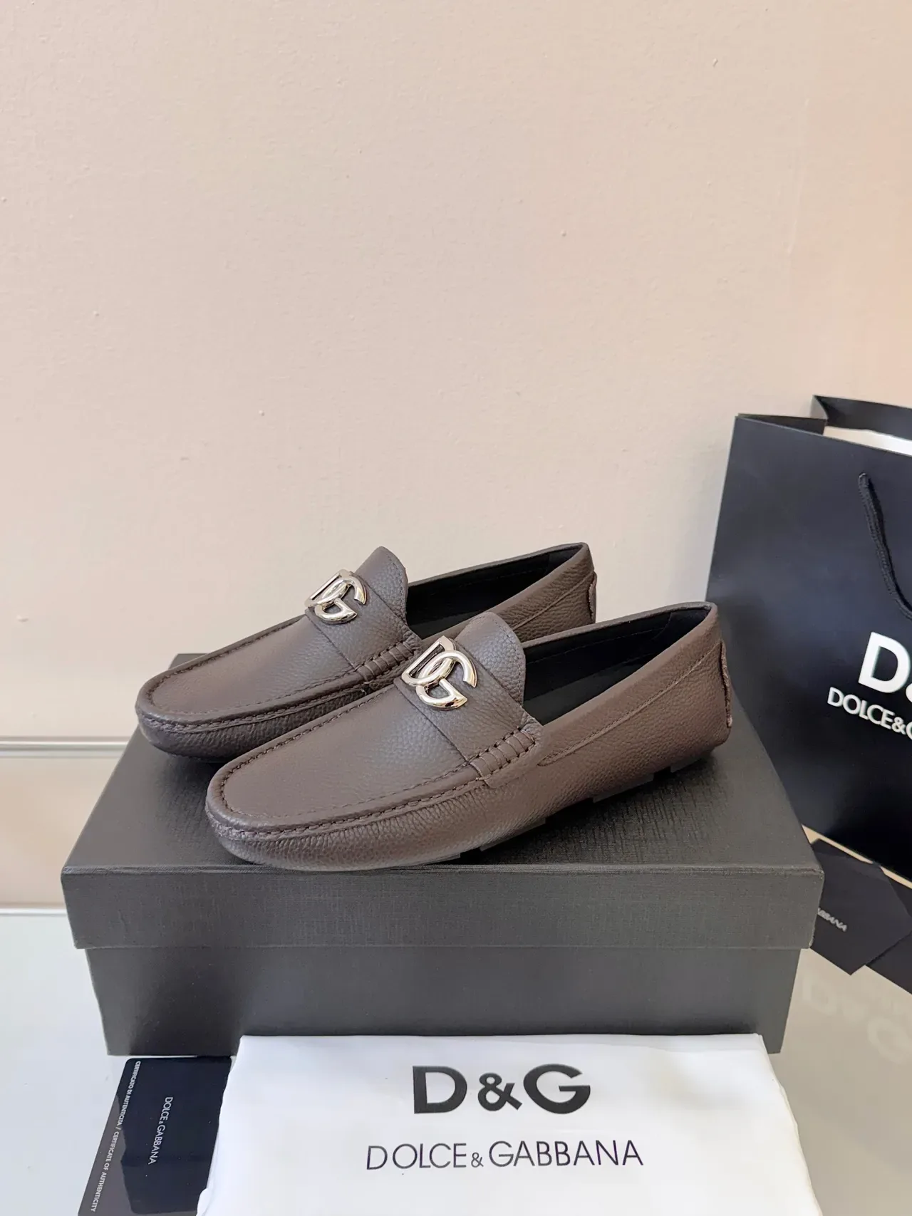 Dolce & Gabbana بني فضي جلد Pebbled مشبك معدني DG لوفر 2