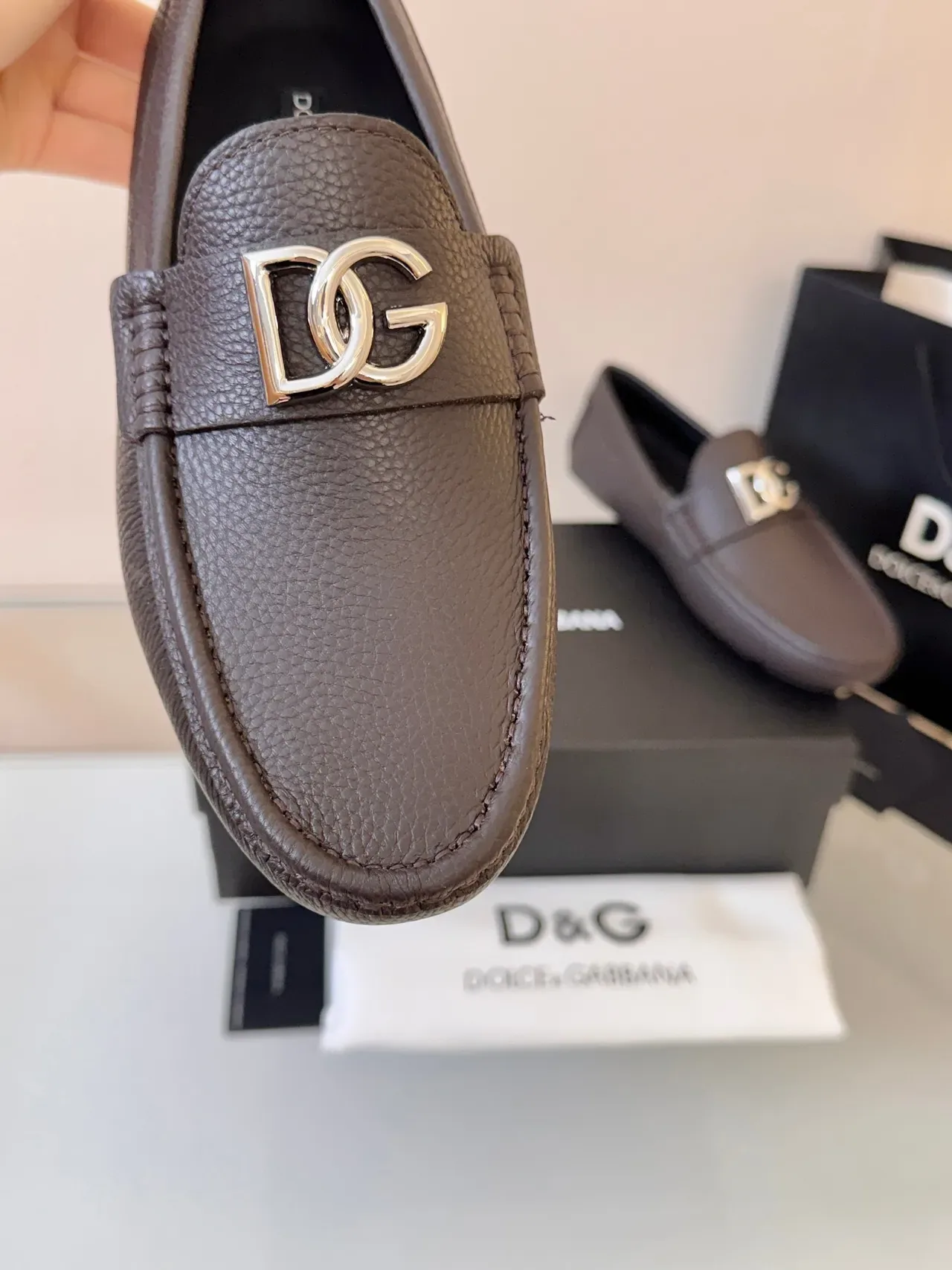 Dolce & Gabbana بني فضي جلد Pebbled مشبك معدني DG لوفر 3