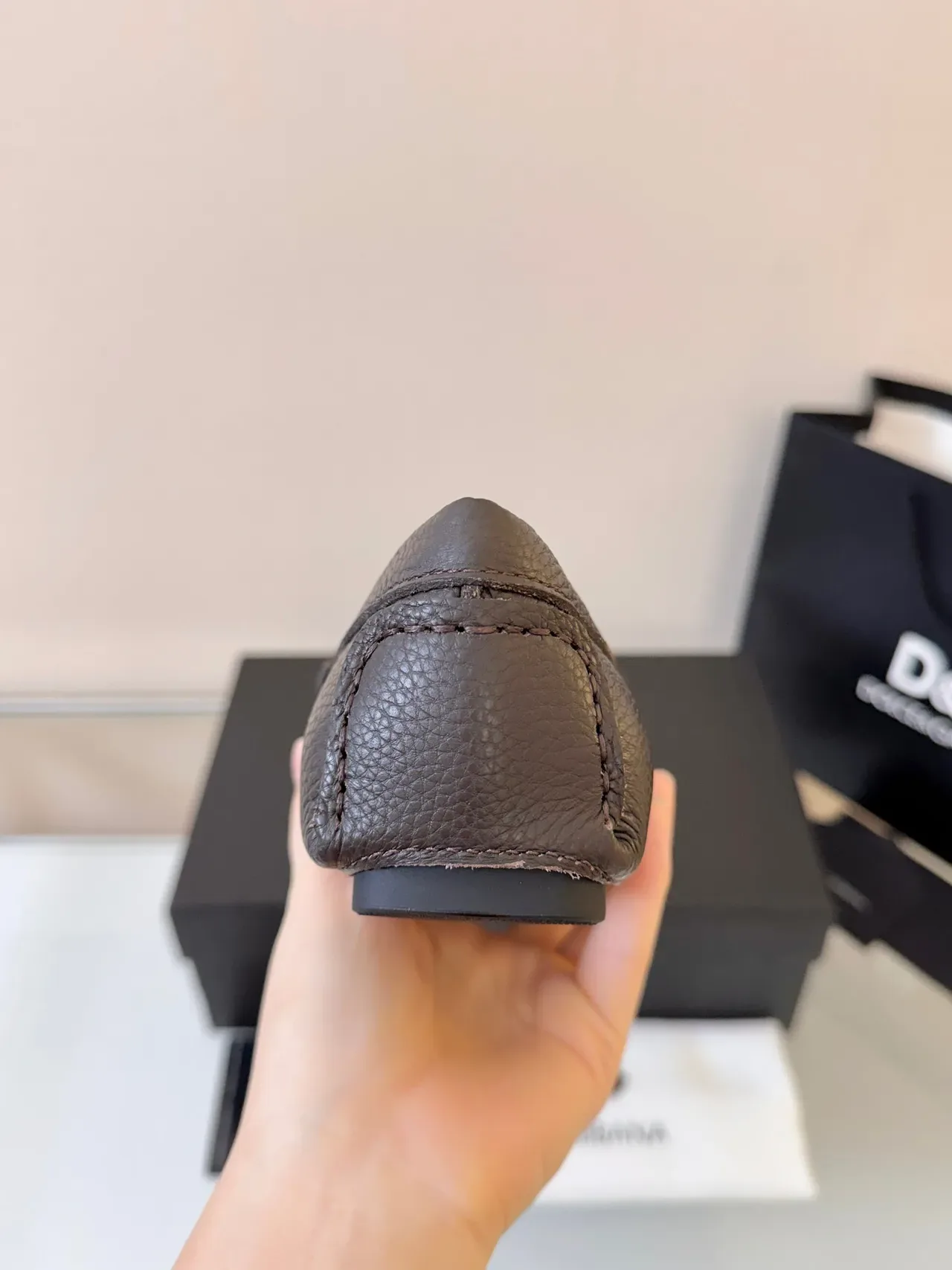 Dolce & Gabbana بني فضي جلد Pebbled مشبك معدني DG لوفر 4