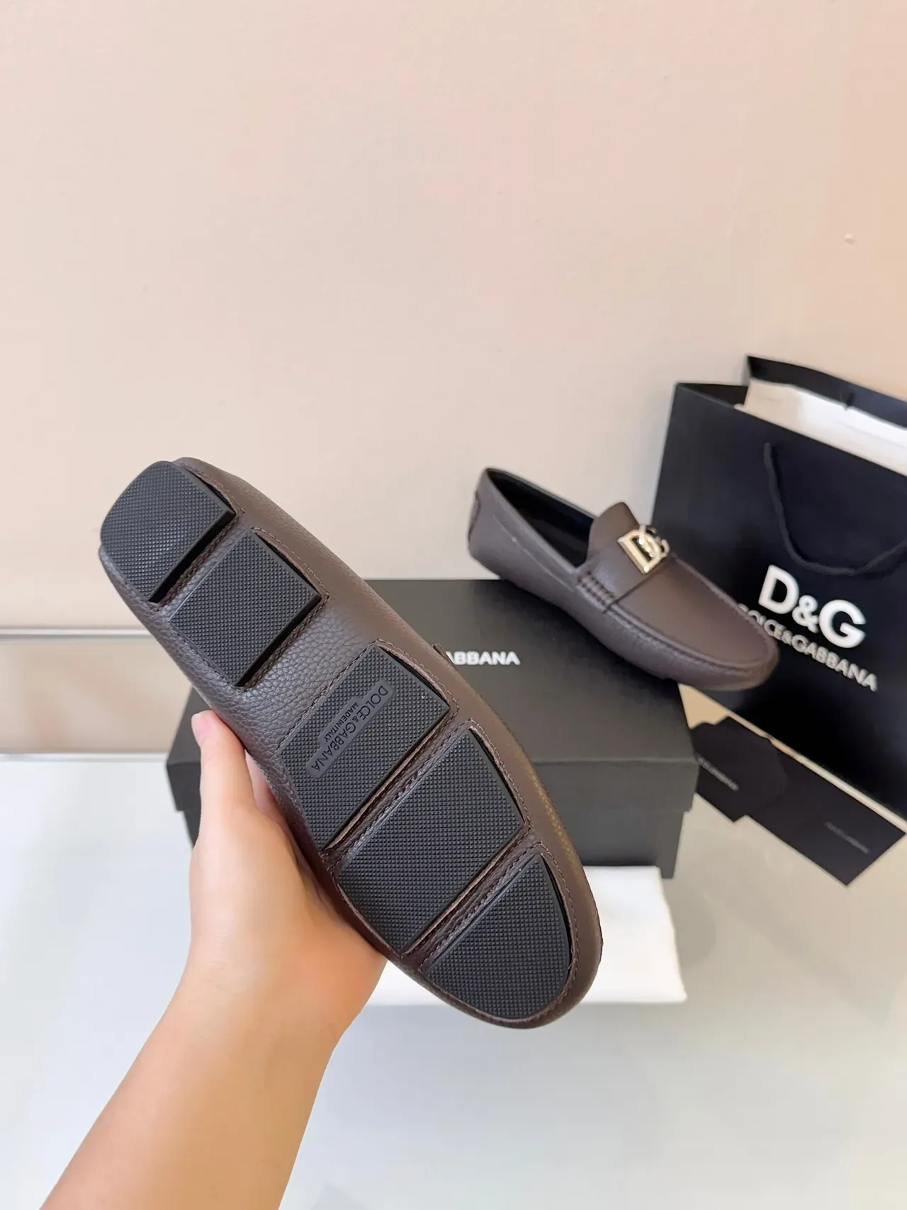 Dolce & Gabbana بني فضي جلد Pebbled مشبك معدني DG لوفر 5