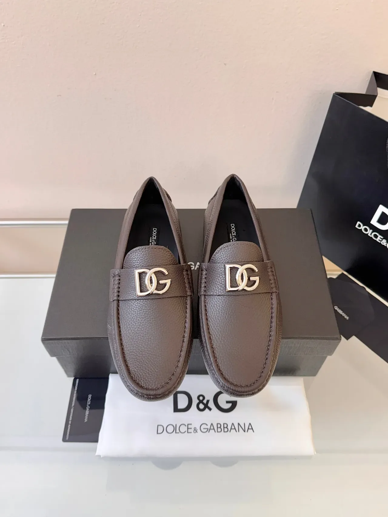 Dolce & Gabbana بني فضي جلد Pebbled مشبك معدني DG لوفر 6