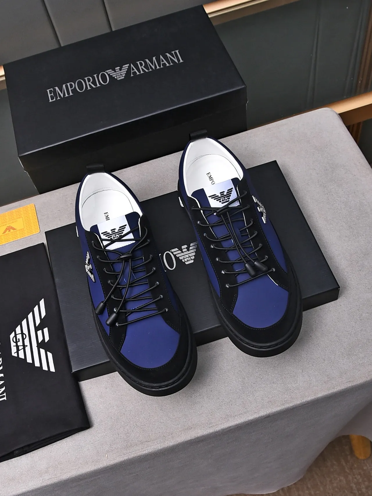 Emporio Armani Eagle Logo Sneakers Lifestyle Bleu marine et noir 2