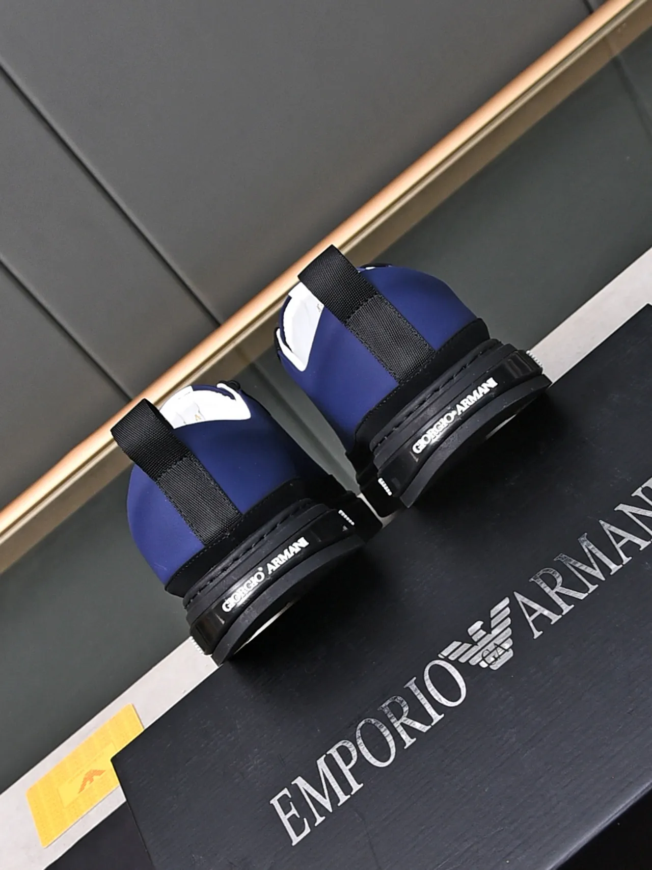 Emporio Armani Eagle Logo Sneakers Lifestyle Bleu marine et noir 3
