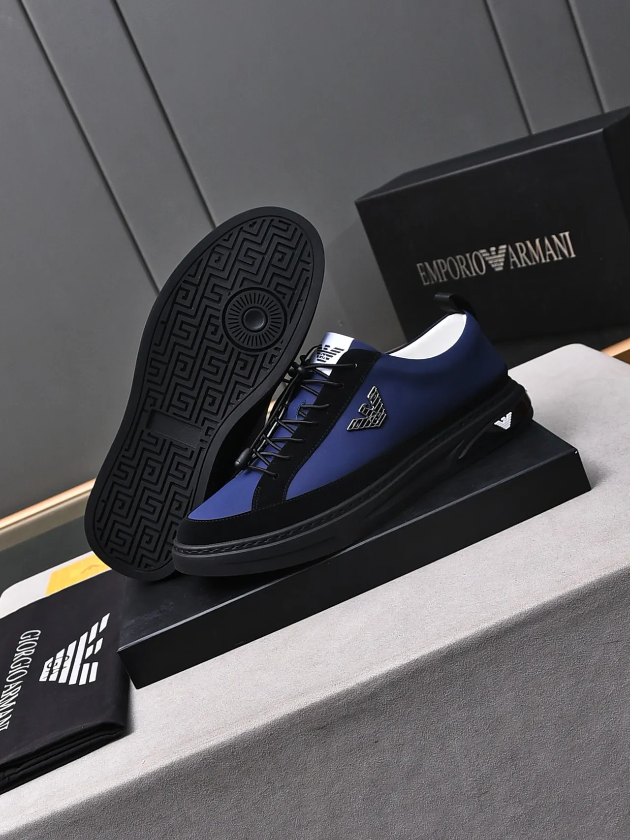 Emporio Armani Eagle Logo Sneakers Lifestyle Bleu marine et noir 4