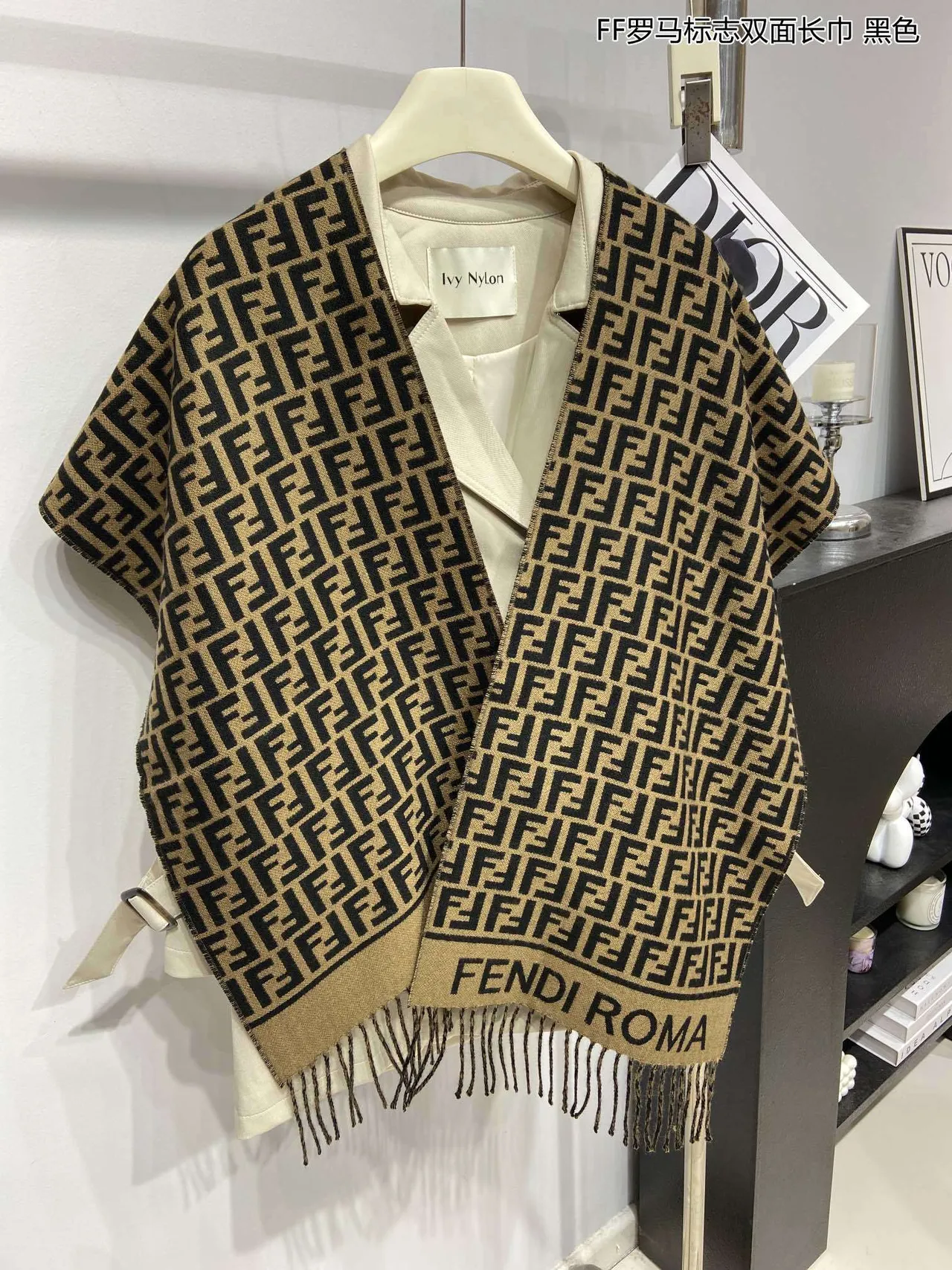 Fendi Amore FF Monogram Cachecol de Cashmere Bege e Preto 4