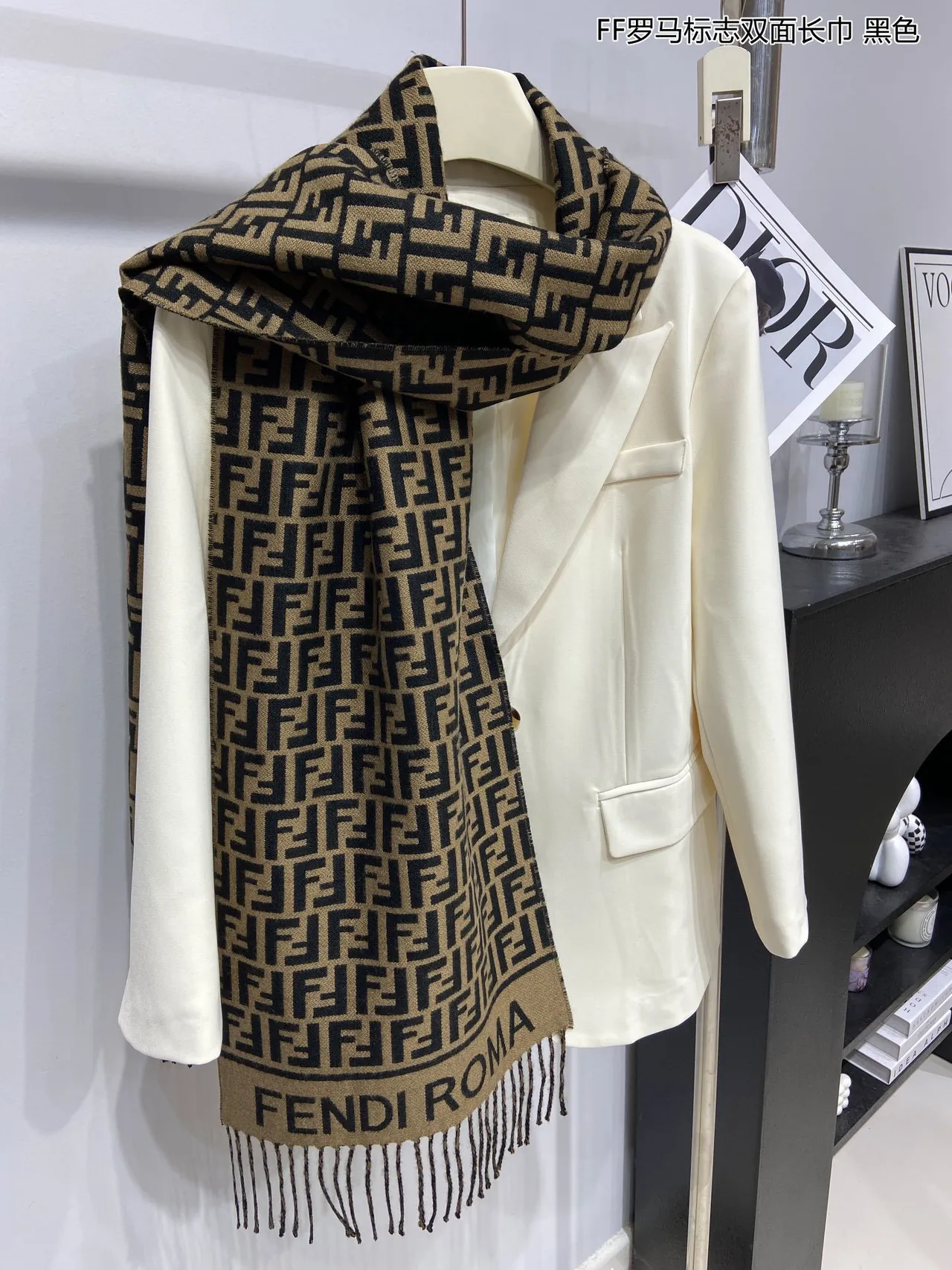 Fendi Amore FF Monogram Cachecol de Cashmere Bege e Preto 5