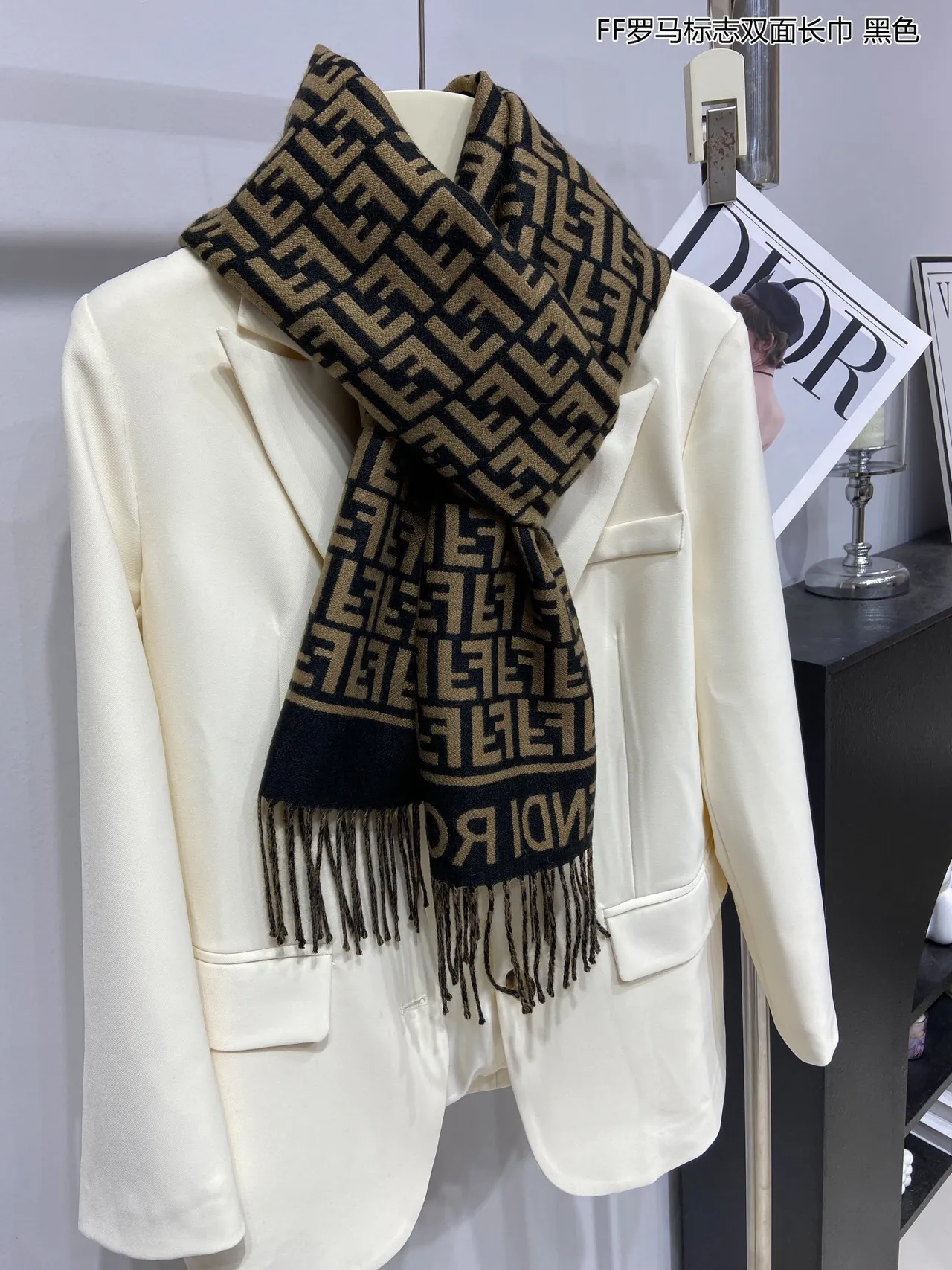 Fendi Amore FF Monogram Cachecol de Cashmere Bege e Preto 7