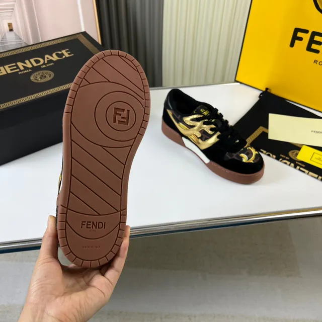 Fendi Tênis Lifestyle Motivo de Chama Textil Metálico Estampa Barroca Preto e Dourado 2