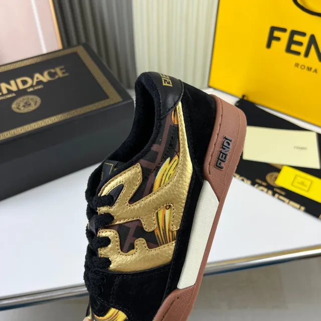 Fendi Tênis Lifestyle Motivo de Chama Textil Metálico Estampa Barroca Preto e Dourado 3