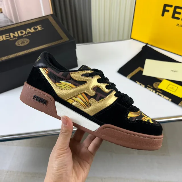 Fendi Tênis Lifestyle Motivo de Chama Textil Metálico Estampa Barroca Preto e Dourado 4