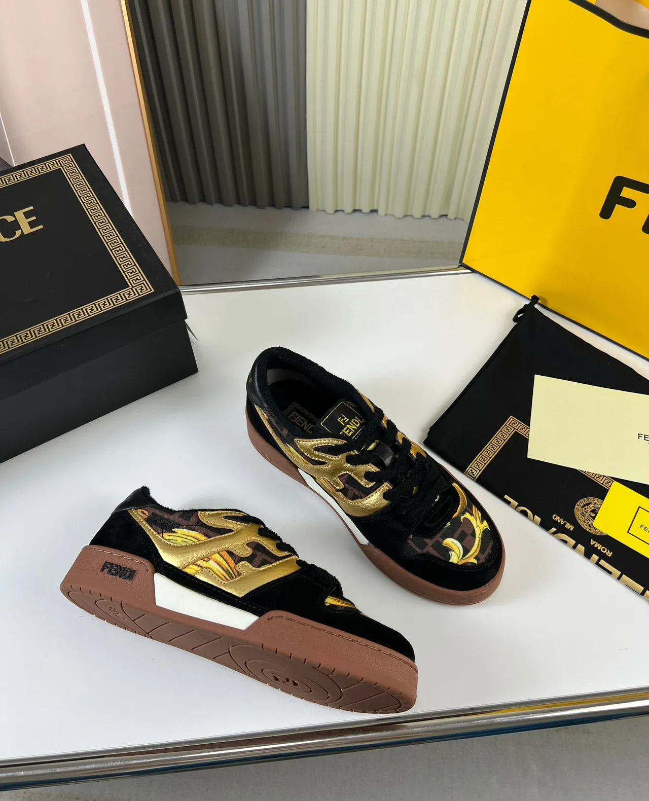 Fendi Tênis Lifestyle Motivo de Chama Textil Metálico Estampa Barroca Preto e Dourado 5