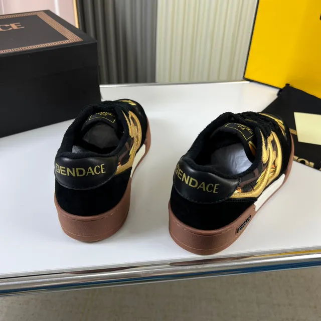 Fendi Tênis Lifestyle Motivo de Chama Textil Metálico Estampa Barroca Preto e Dourado 6