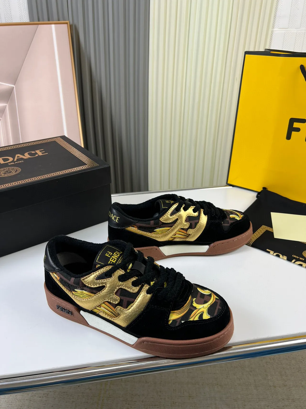 Fendi Tênis Lifestyle Motivo de Chama Textil Metálico Estampa Barroca Preto e Dourado 8