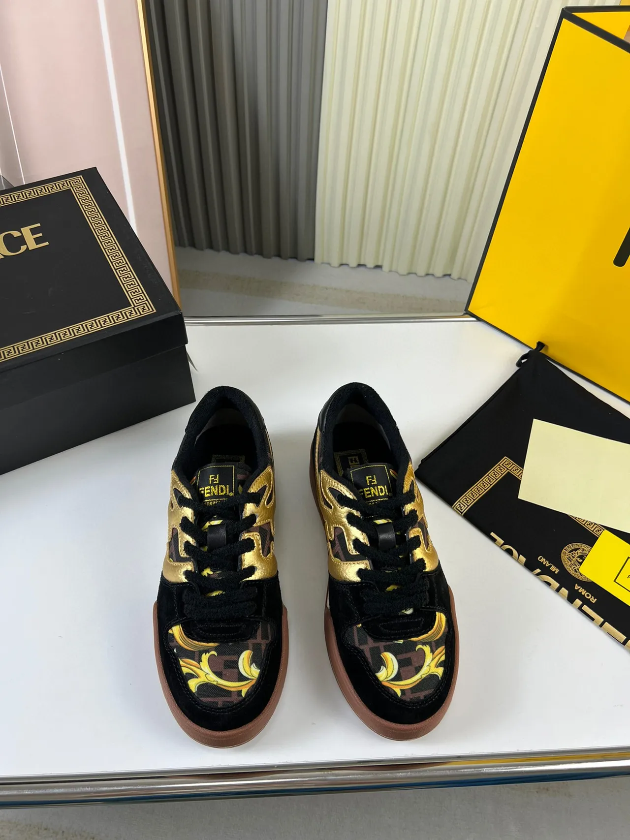 Fendi Tênis Lifestyle Motivo de Chama Textil Metálico Estampa Barroca Preto e Dourado 9