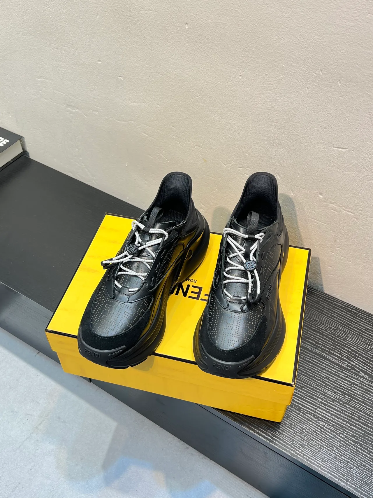 Fendi Tênis pretos e brancos Monogram-Perfurados de Couro Sola Esculpida Chunky Sneakers 2