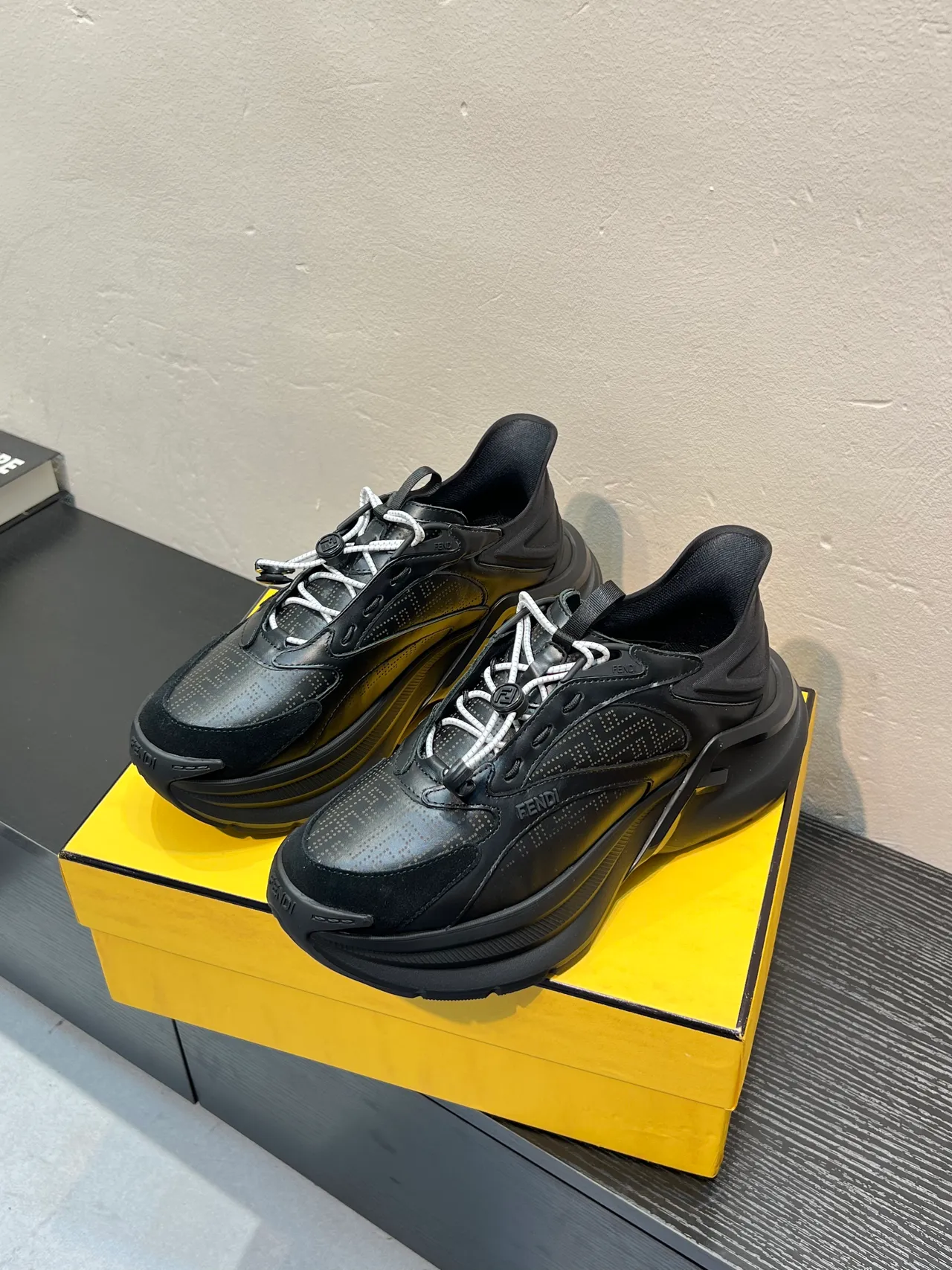 Fendi Tênis pretos e brancos Monogram-Perfurados de Couro Sola Esculpida Chunky Sneakers 3