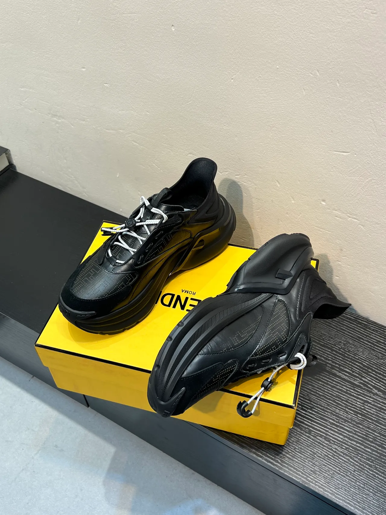 Fendi Tênis pretos e brancos Monogram-Perfurados de Couro Sola Esculpida Chunky Sneakers 4