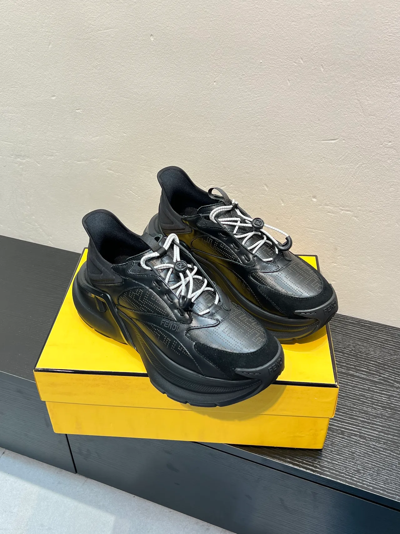 Fendi Tênis pretos e brancos Monogram-Perfurados de Couro Sola Esculpida Chunky Sneakers 5