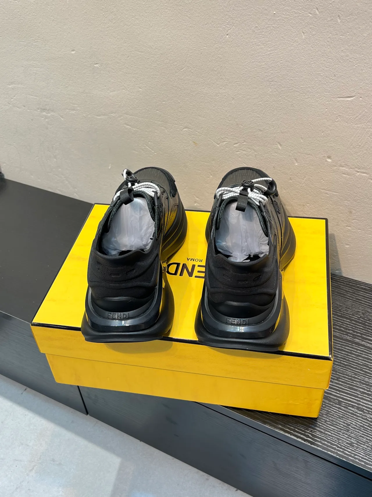 Fendi Tênis pretos e brancos Monogram-Perfurados de Couro Sola Esculpida Chunky Sneakers 6
