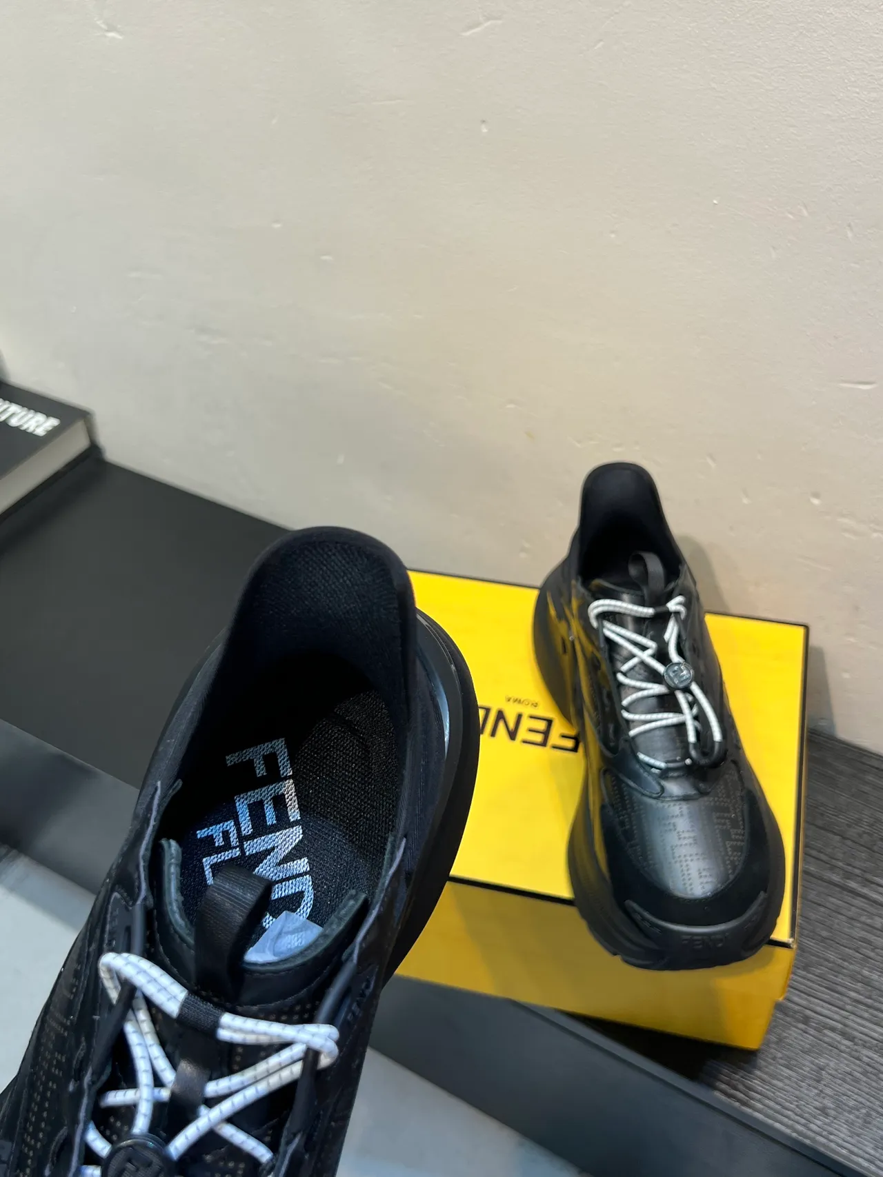 Fendi Tênis pretos e brancos Monogram-Perfurados de Couro Sola Esculpida Chunky Sneakers 7