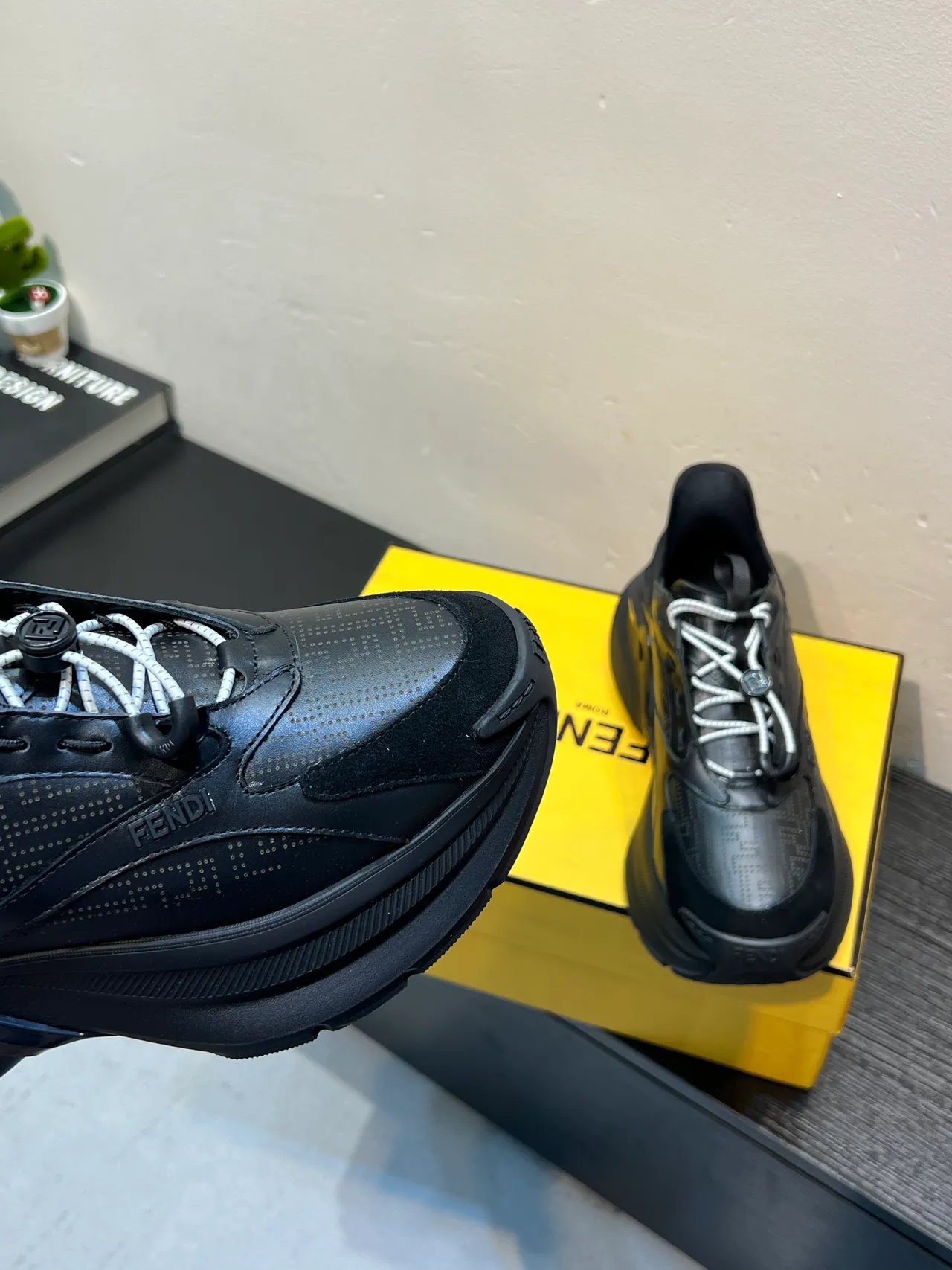 Fendi Tênis pretos e brancos Monogram-Perfurados de Couro Sola Esculpida Chunky Sneakers 8