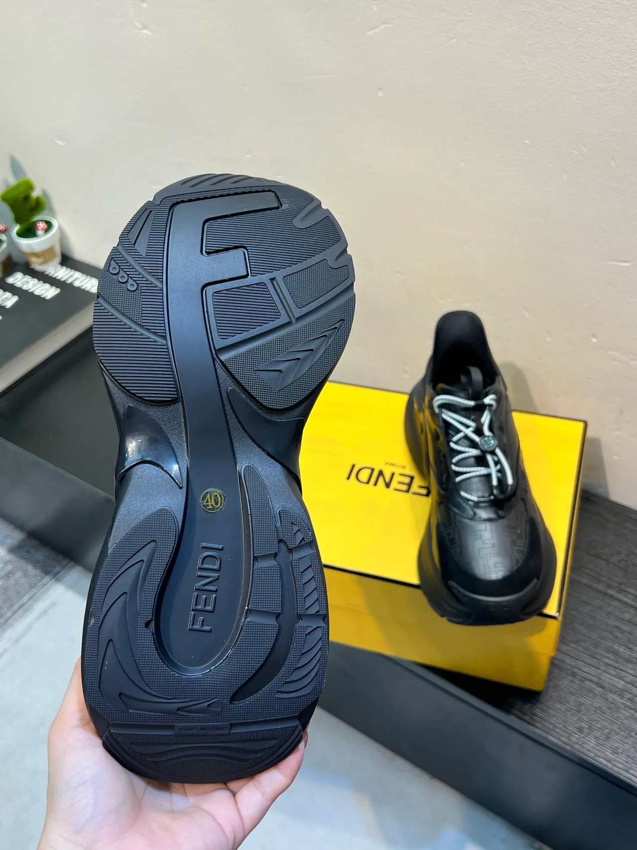 Fendi Tênis pretos e brancos Monogram-Perfurados de Couro Sola Esculpida Chunky Sneakers 9