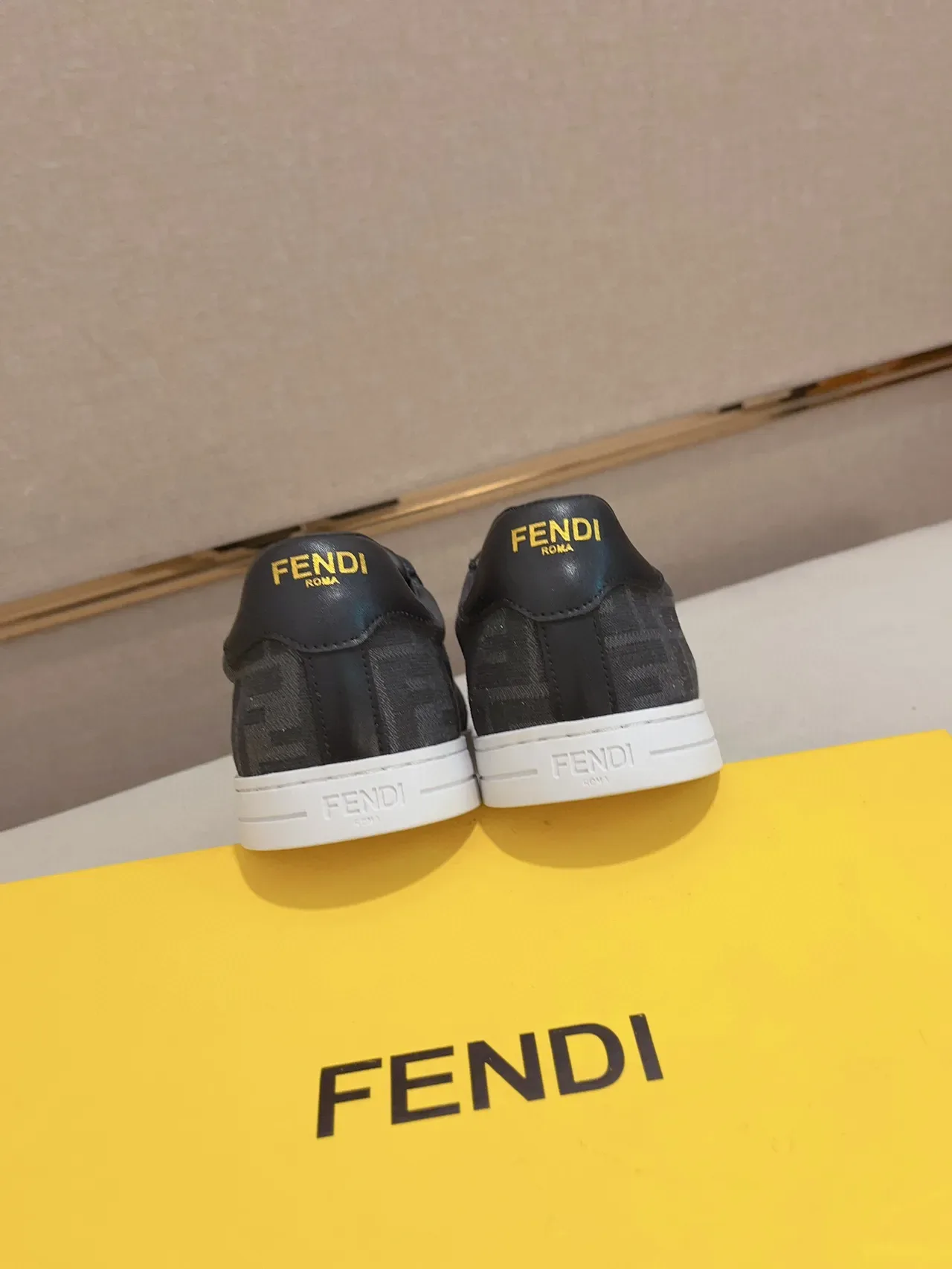 Fendi Chaussures Lifestyle Noir et Blanc Monogrammé Textile Daim Cap d'orteil 3