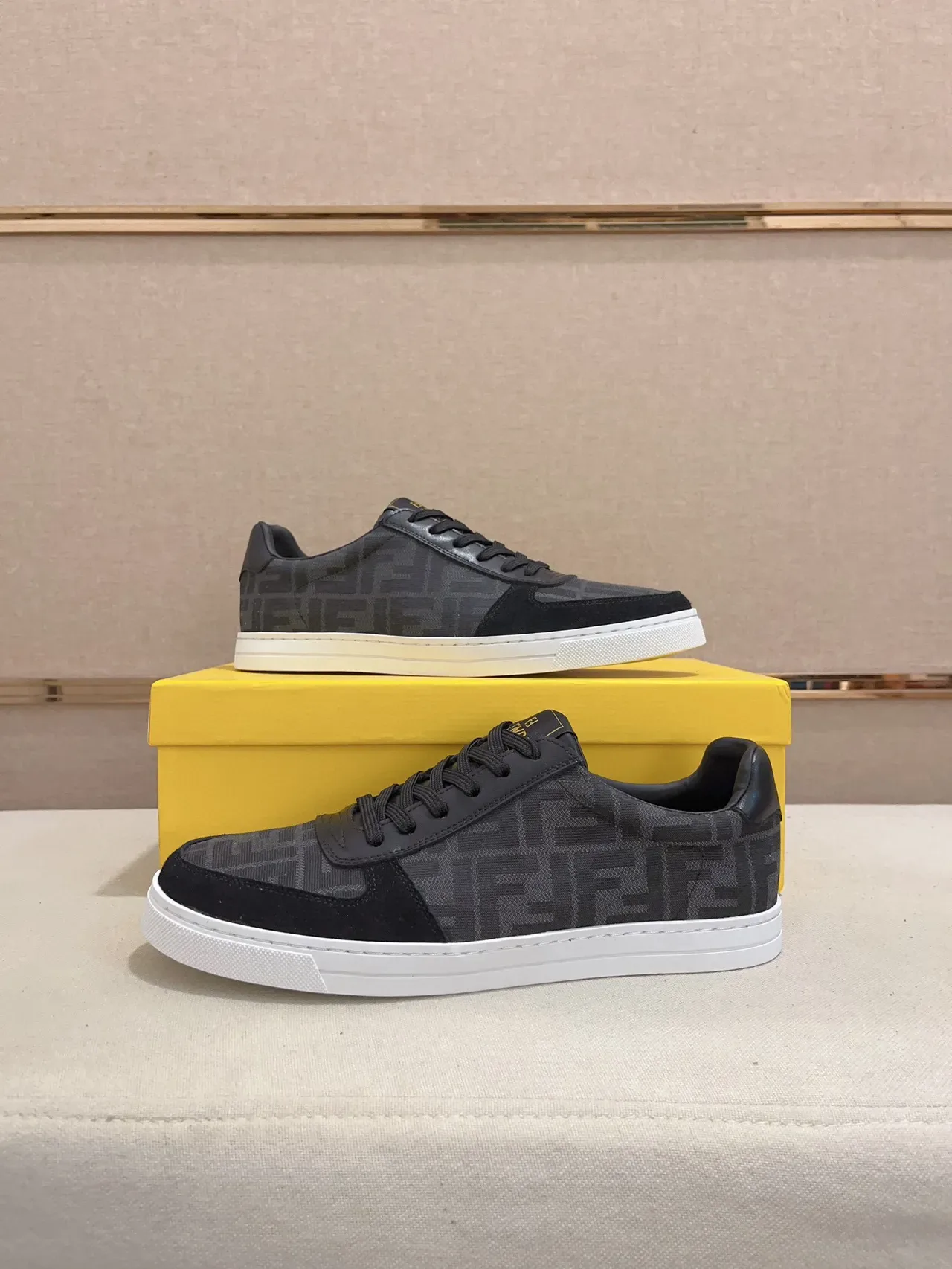 Fendi Chaussures Lifestyle Noir et Blanc Monogrammé Textile Daim Cap d'orteil 4