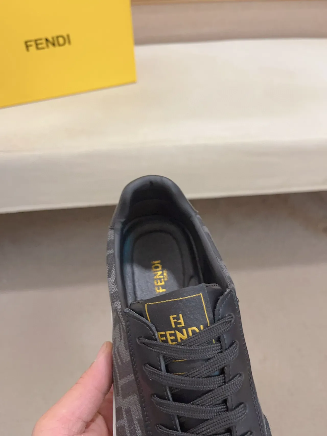 Fendi Chaussures Lifestyle Noir et Blanc Monogrammé Textile Daim Cap d'orteil 5