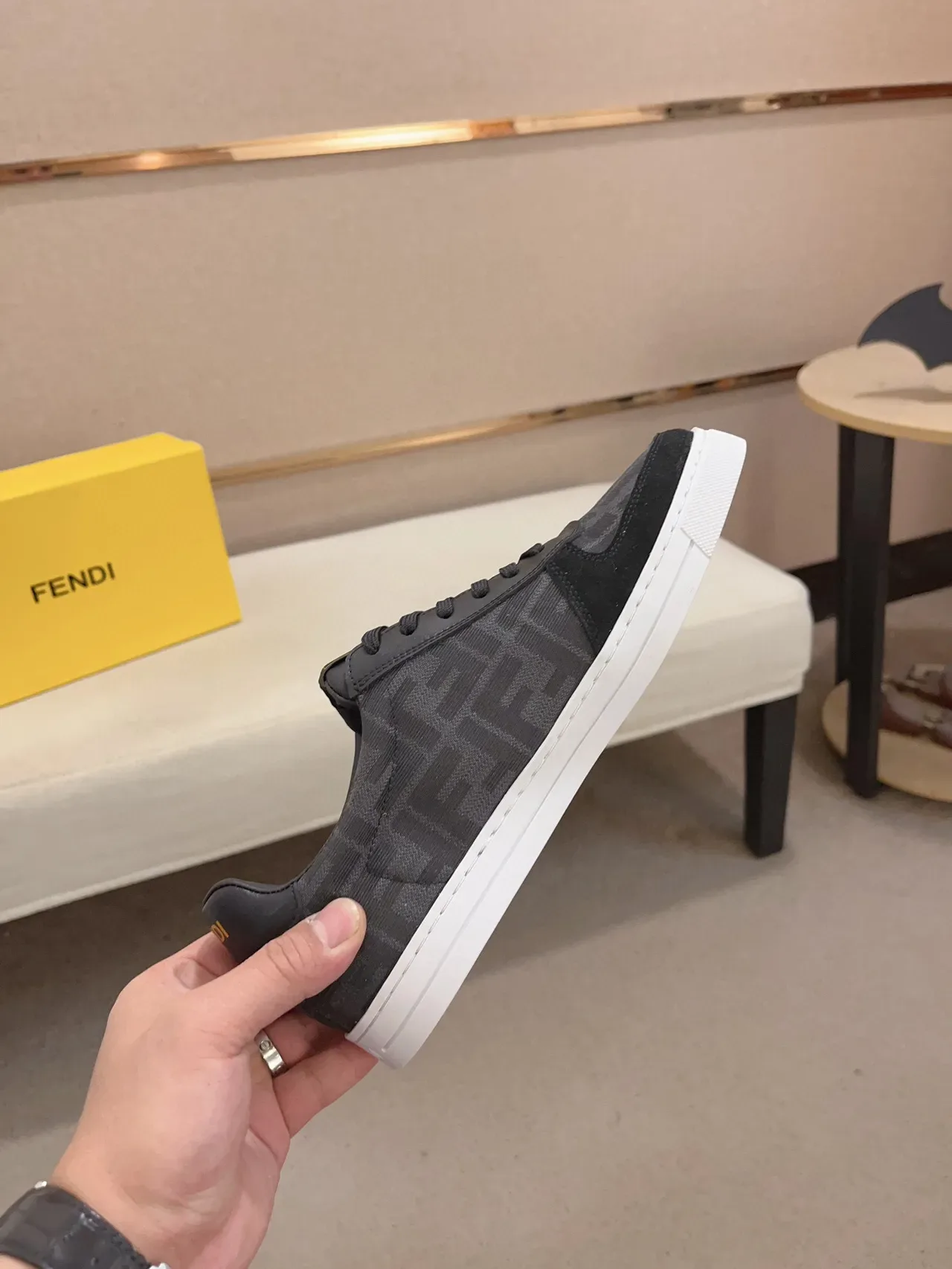 Fendi Chaussures Lifestyle Noir et Blanc Monogrammé Textile Daim Cap d'orteil 6