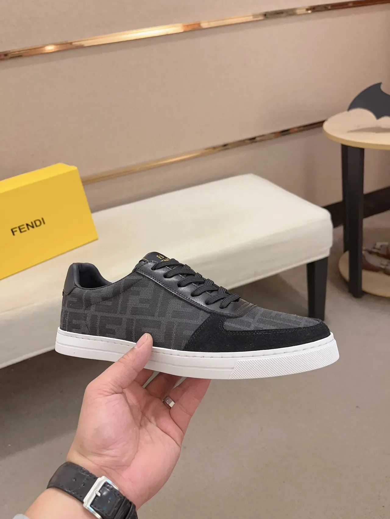 Fendi Chaussures Lifestyle Noir et Blanc Monogrammé Textile Daim Cap d'orteil 7
