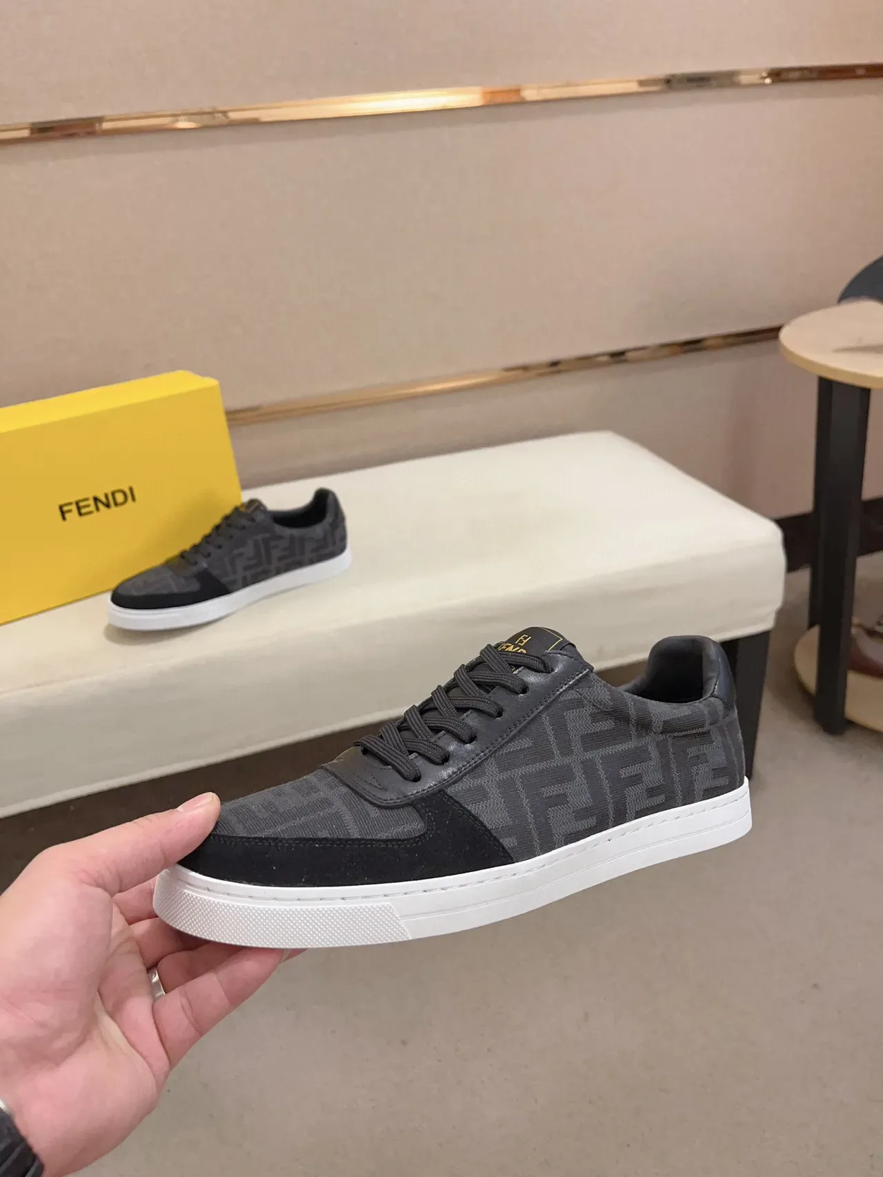 Fendi Chaussures Lifestyle Noir et Blanc Monogrammé Textile Daim Cap d'orteil 8