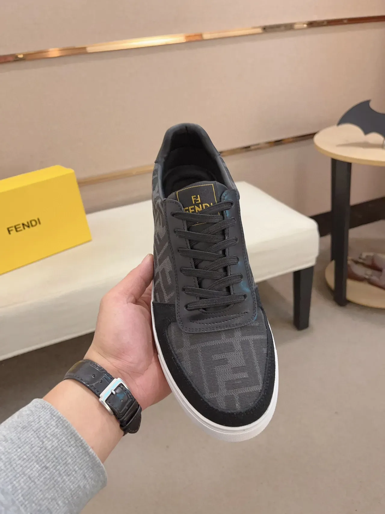Fendi Chaussures Lifestyle Noir et Blanc Monogrammé Textile Daim Cap d'orteil 9