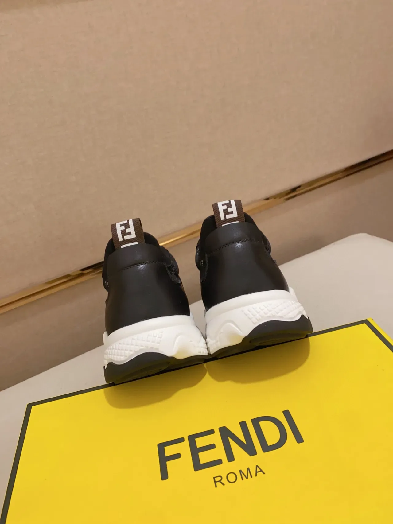 Fendi FF Logo Chunky Sneaker Preto e Branco 3