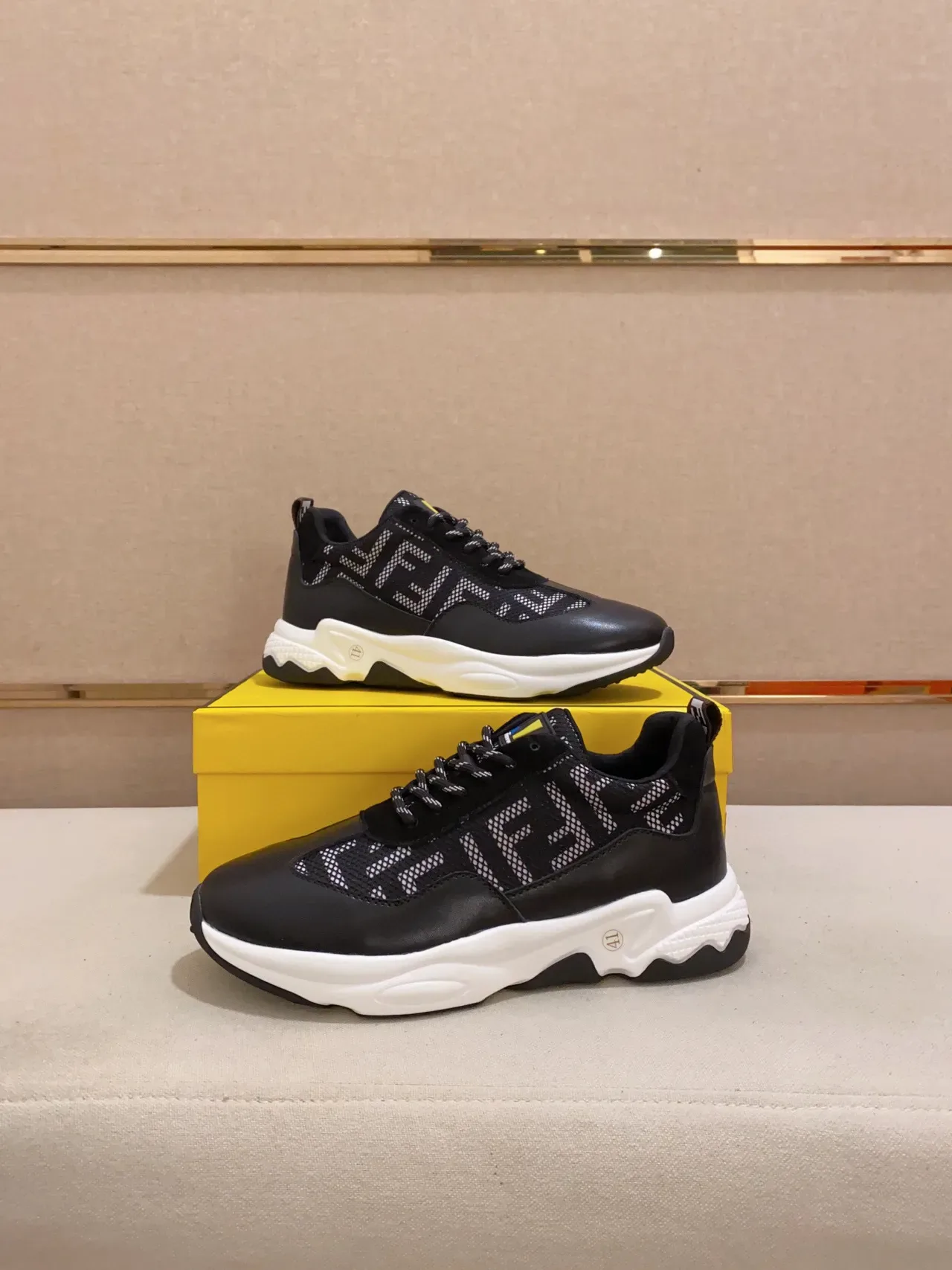 Fendi FF Logo Chunky Sneaker Preto e Branco 4