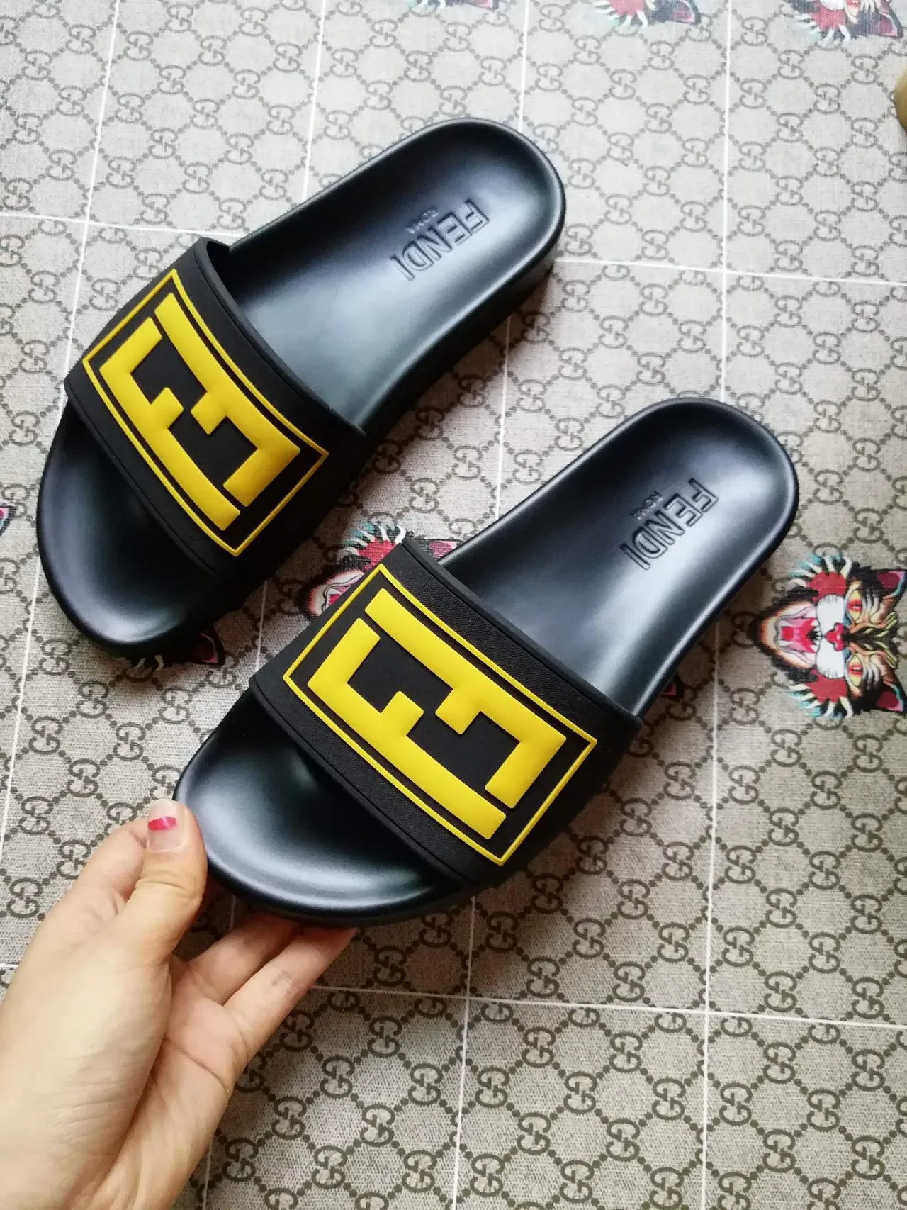 Fendi FF Slide नعال أسود أصفر أزرق أحمر 2
