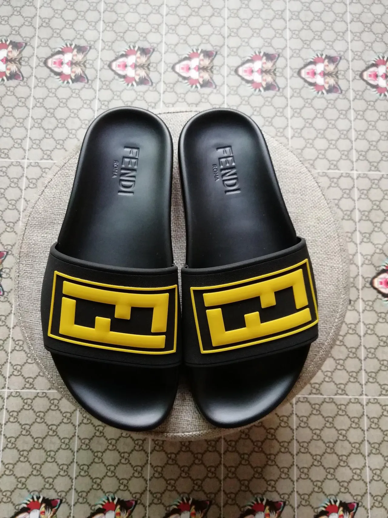 Fendi FF Slide नعال أسود أصفر أزرق أحمر 3