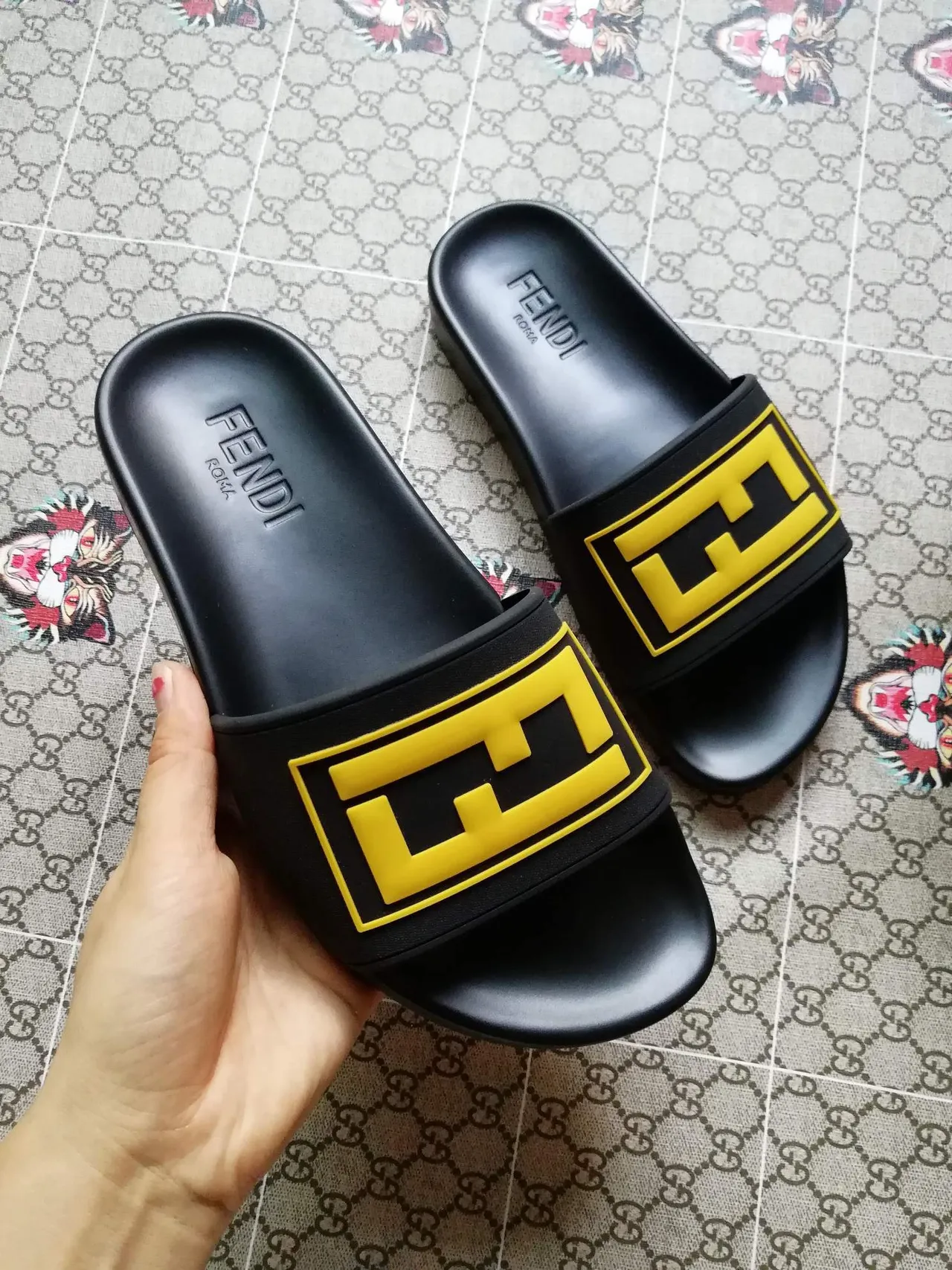 Fendi FF Slide नعال أسود أصفر أزرق أحمر 4