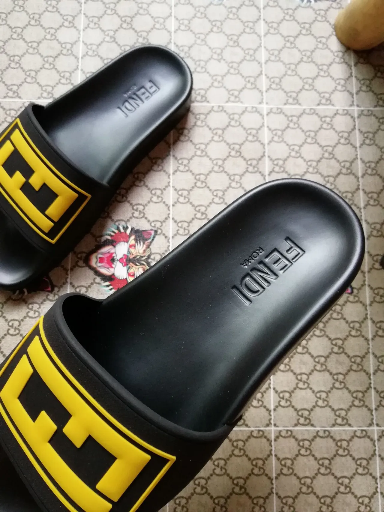 Fendi FF Slide नعال أسود أصفر أزرق أحمر 5