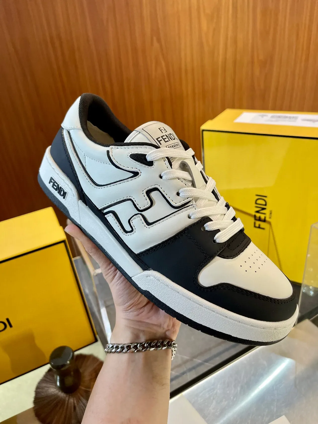 Fendi FF Sneaker blanc et noir lifestyle sneakers 2