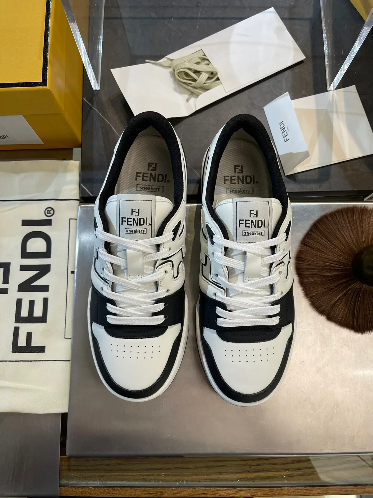 Fendi FF Sneaker blanc et noir lifestyle sneakers 3