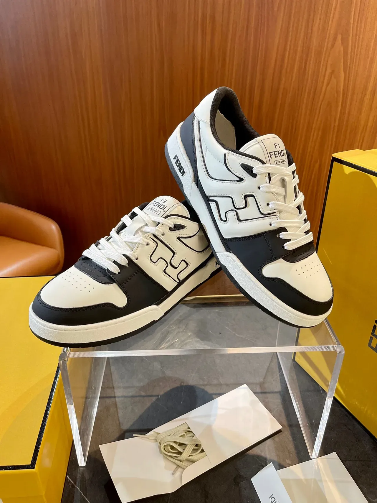 Fendi FF Sneaker blanc et noir lifestyle sneakers 4