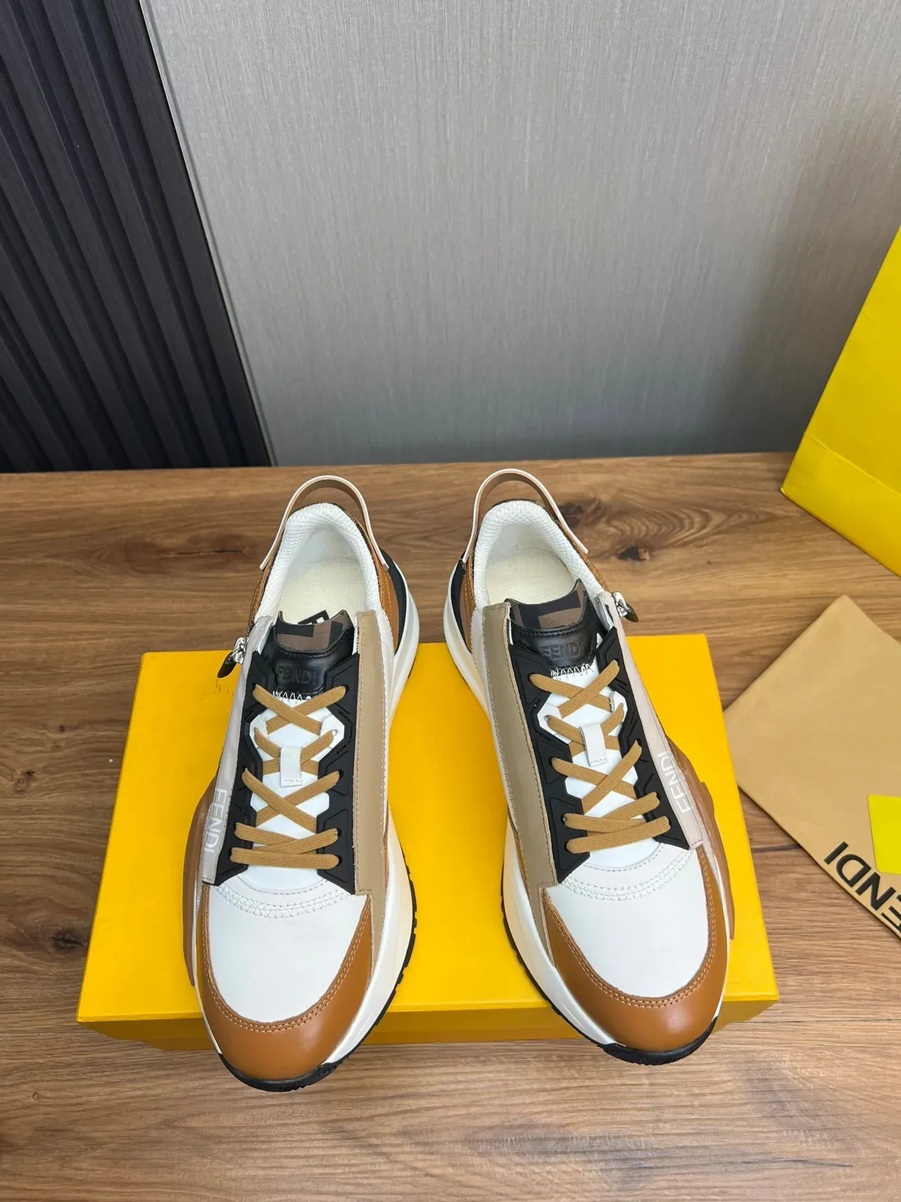 Fendi First sneakers chunky blanc marron cuir en couches et tissu monogram fermeture éclair latérale 2