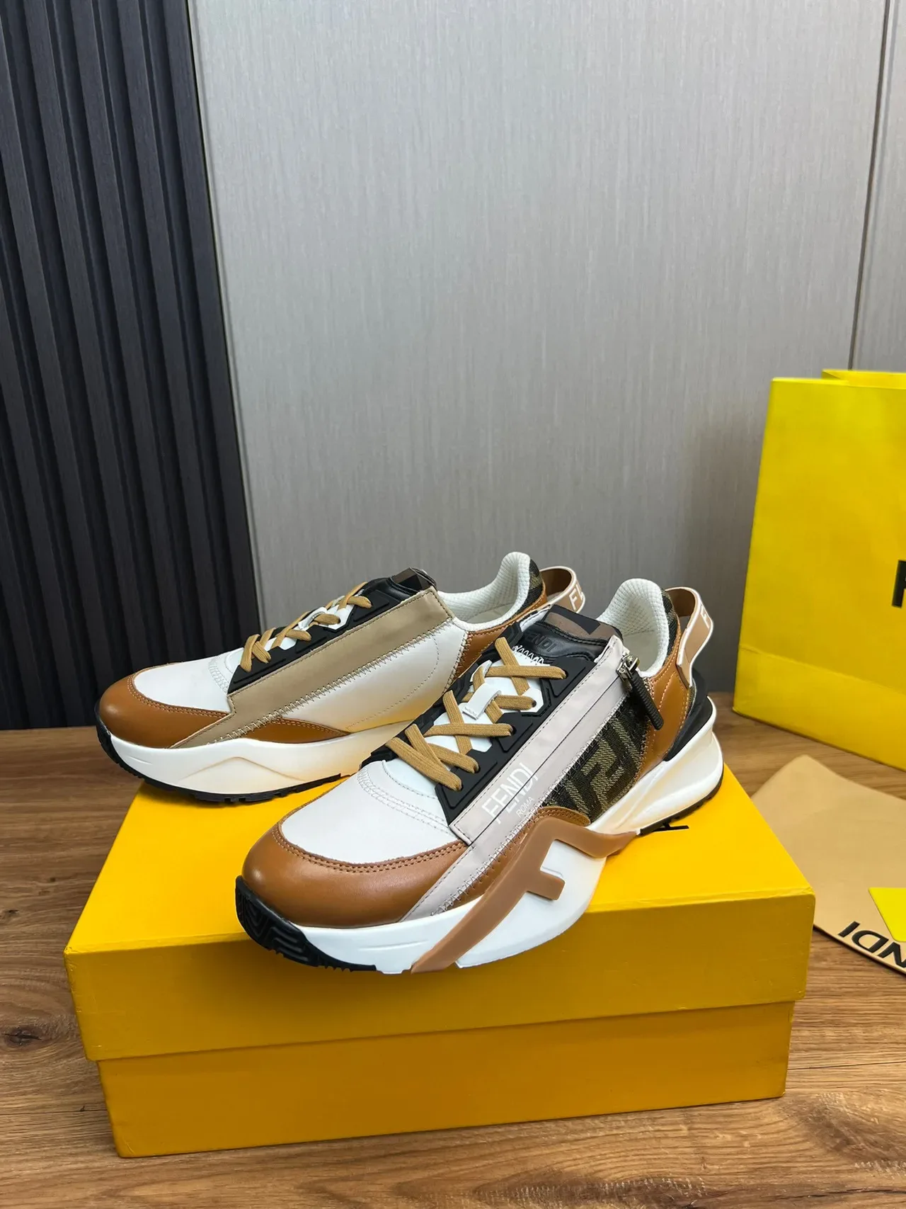 Fendi First sneakers chunky blanc marron cuir en couches et tissu monogram fermeture éclair latérale 3