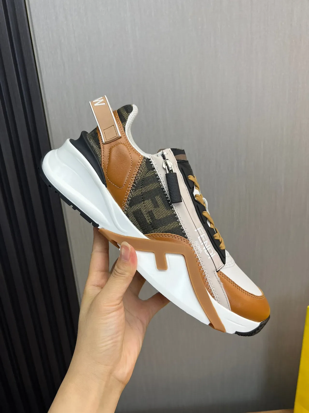 Fendi First sneakers chunky blanc marron cuir en couches et tissu monogram fermeture éclair latérale 4